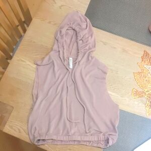 EUC Women's RVCA Super soft Cropped sleeveless Hoodie, Medium, muted purple